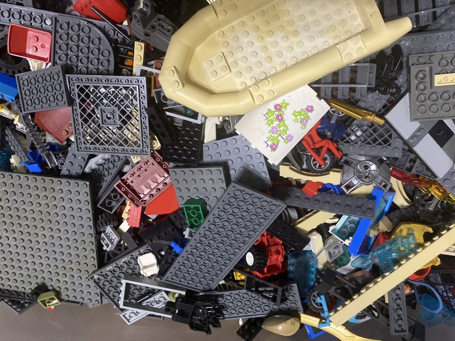 Коробка лего продам