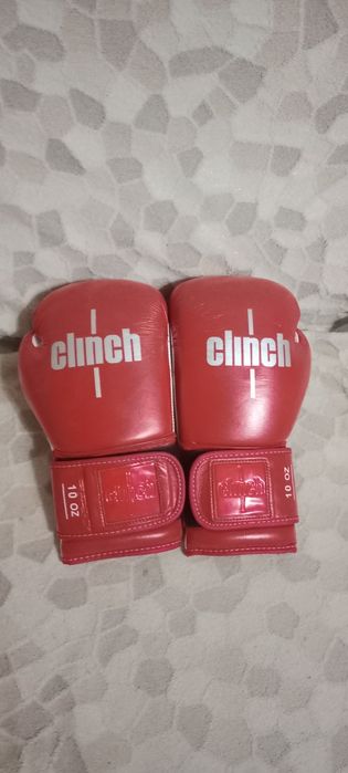Боксерские перчатки и шлем