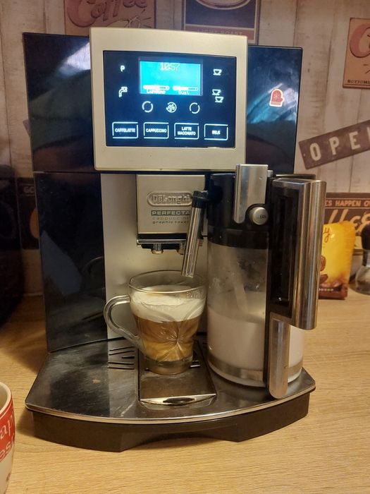 Vând expresor delonghi