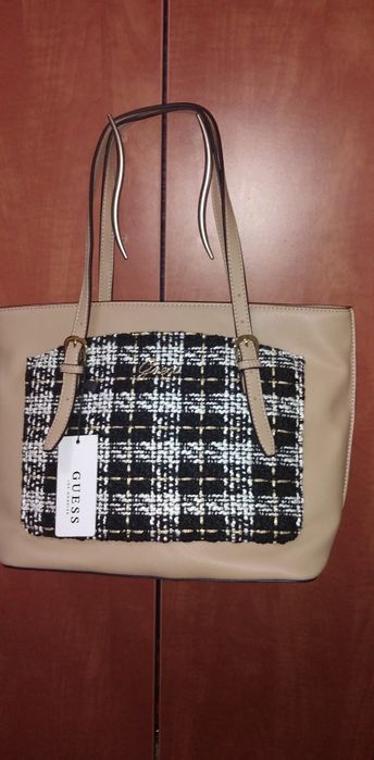 Geanta de dama, marca Guess.