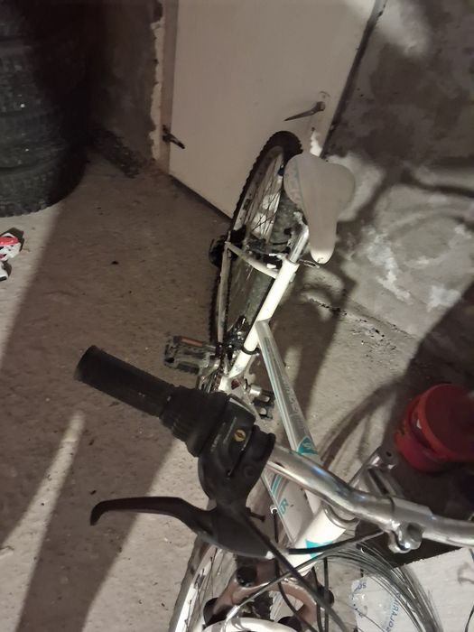 Bicicletă  albă  pentru adulti
