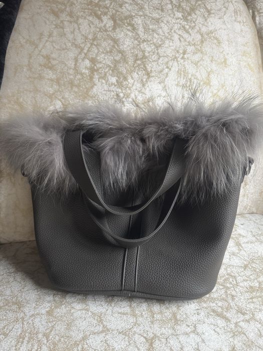 Стилна дамска чанта от естествена кожа и естествен пух