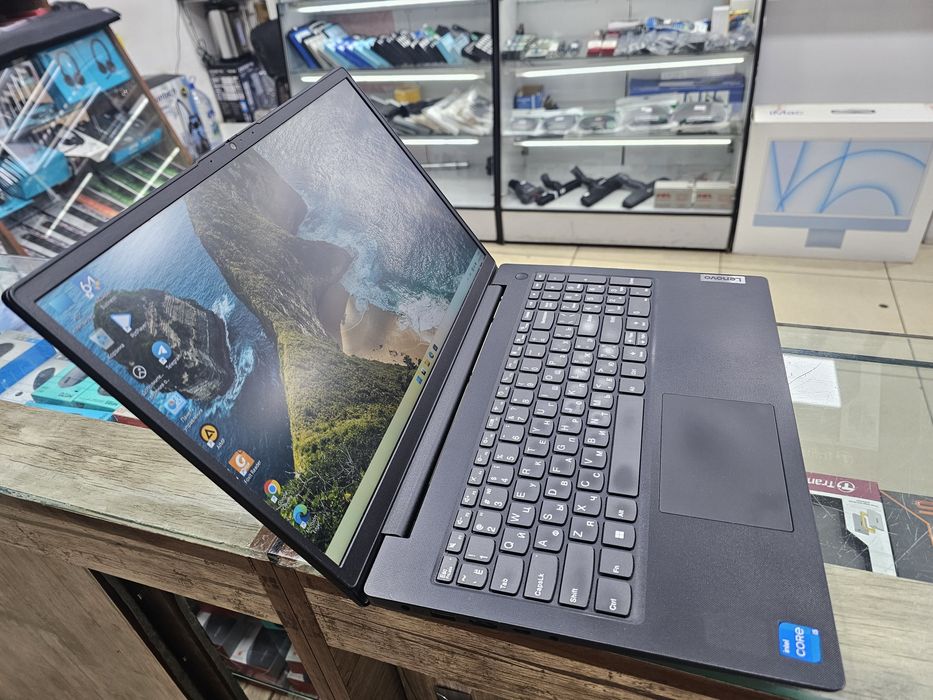 Lenovo V15 Core i5-1235U