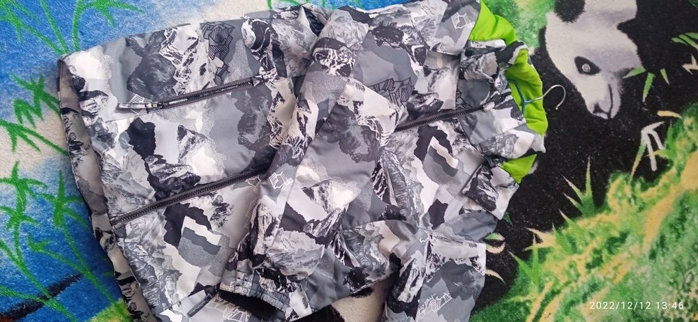 Продам детскую куртку весеннюю