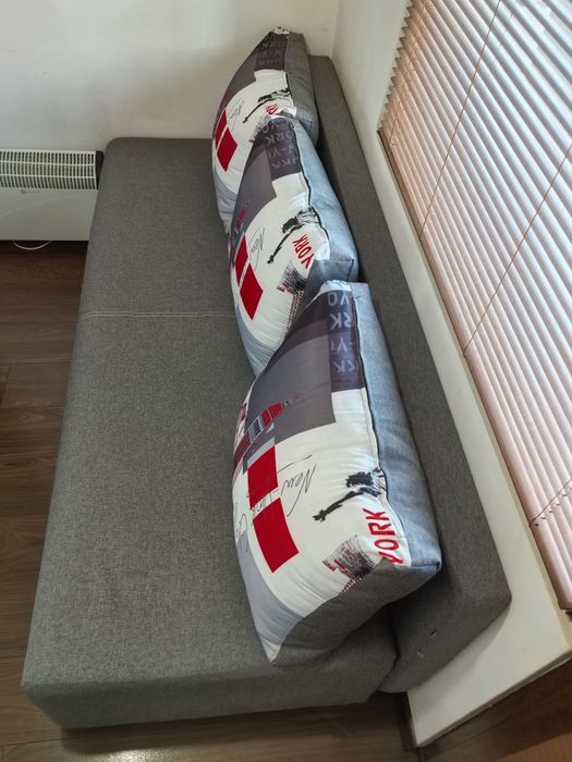 Разгъваем диван.