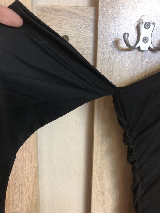 Черна дълга рокля с голо рано