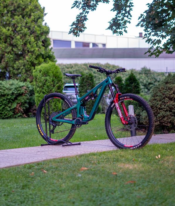 Yeti SB140 2025 Carbon, Върхов клас Enduro/Trail велосипед. Rock Shox Lyric Ultimate, Vivid Ultimate, Industry Nine, Bike Yoke, Race Face