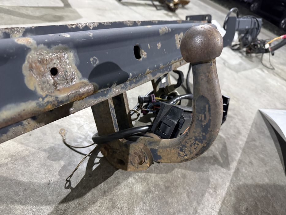 ОТЛИЧЕН Теглич С Букса, Окабеляване И Модул за *VW PASSAT B6 седан / PASSAT B6 VARIANT комби 2005г-2010г* и за *VW CADDY 2004г-2015г*