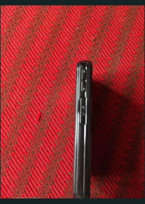 Telefon cu touchscreen și cameră, foarte mic, robust, ocupă puțin spațiu și foarte practic.