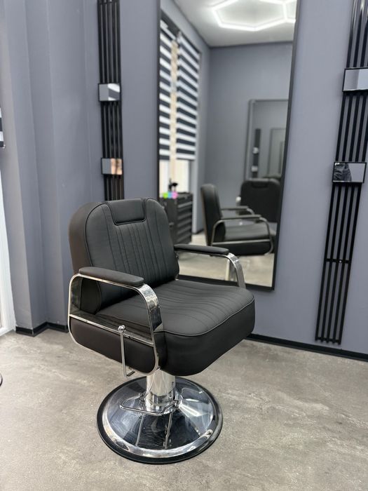 Închiriez post de lucru în salon (coafor-frizerie )