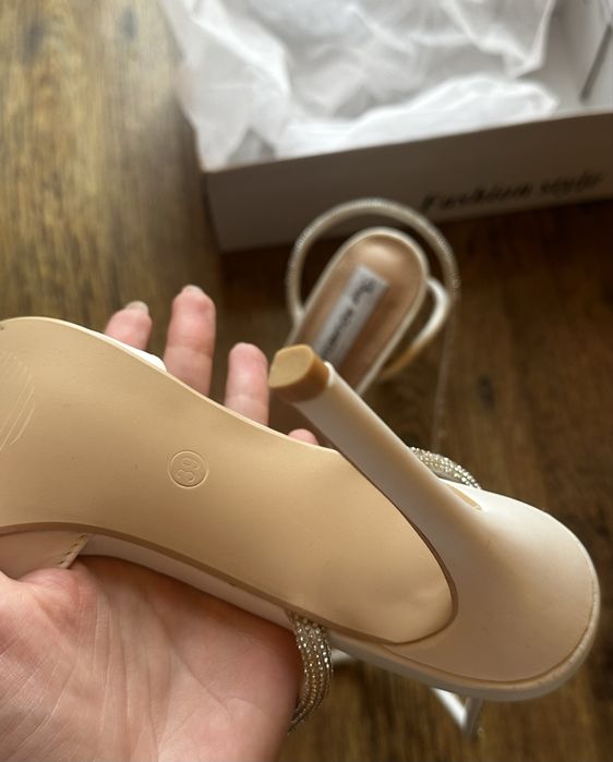 Дамски обувки на ток с камъчета