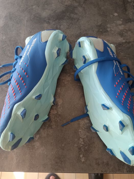 Vând adidas predator