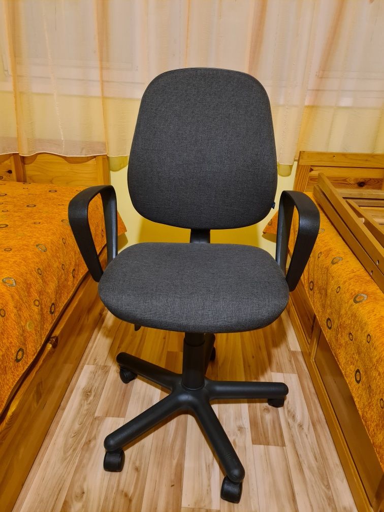 Офис стол / бюро гр. Пловдив Коматевски възел • OLX.bg