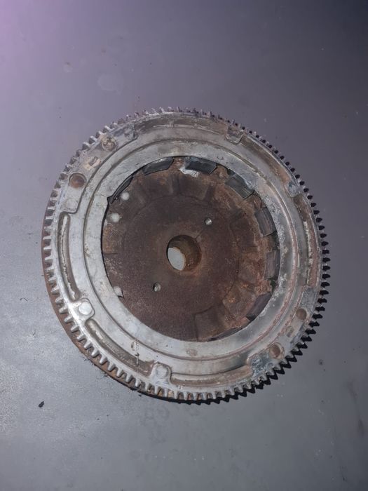 Volanta pentru tractoras de tuns gazon
Pentru motoare briggs stratton