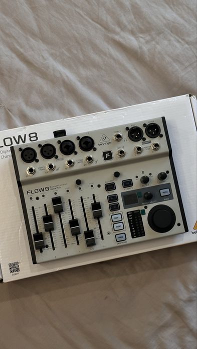 Цифровой микшерный пульт Behringer Flow8