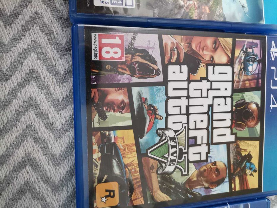 Ps4 500gb в отлично състояние с всички кабели и един джойстик.