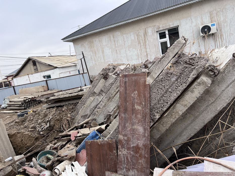 Бетондар ескі уйден бузылган