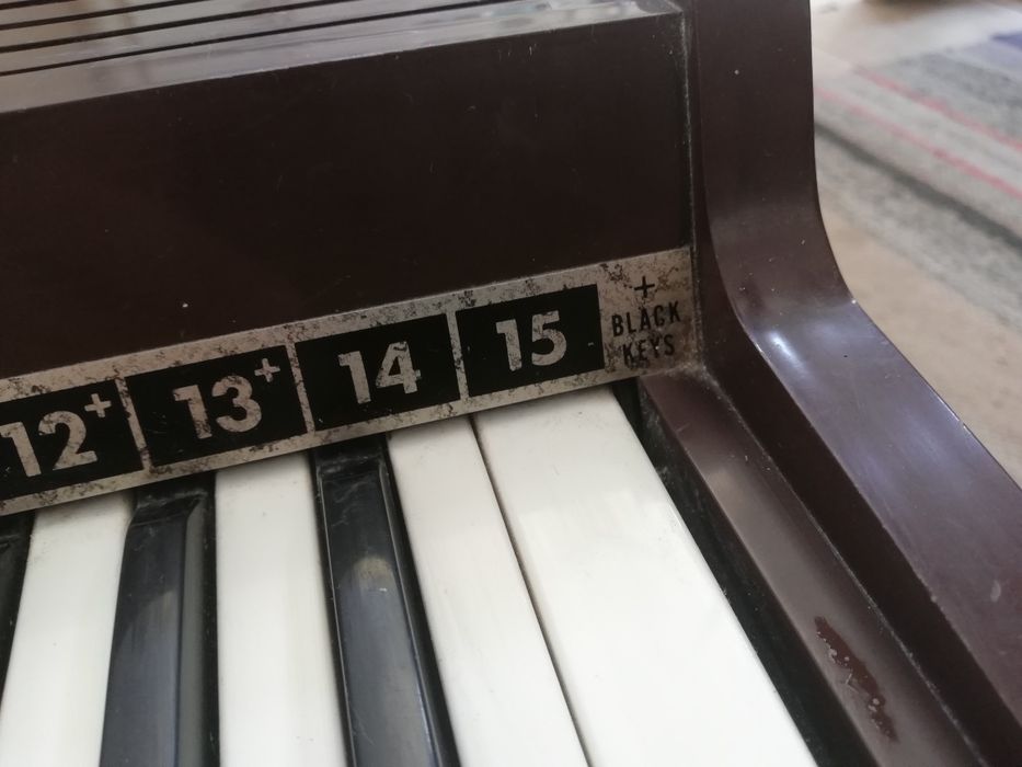 Електрически акорд орган Magnus 300 от 1960 г.