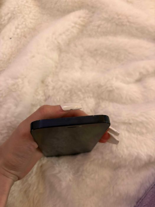 iPhone 12, funcțional, dar cu defecte.