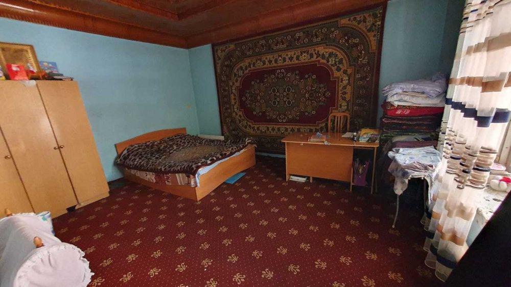 Срочно ховли уй сотилади. 13 хонадан иборат ЦЕНТРДА.