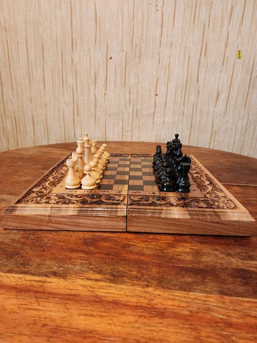 Шахматы орех ручной работы 35х35