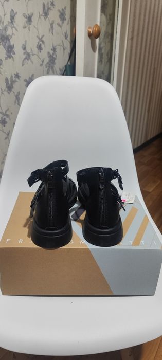 Продам сандали новые