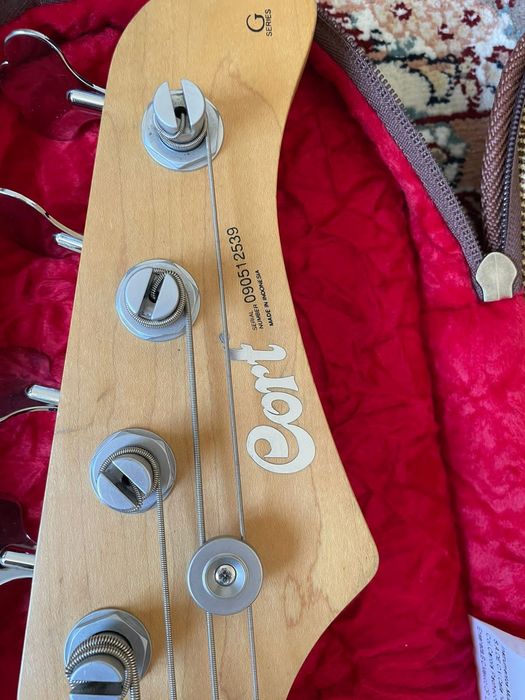 Продам бас гитару