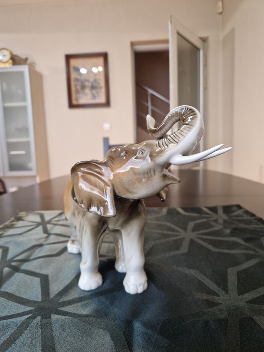 Топ Рядка антикварна колекционерска порцеланова фигура Royal Dux