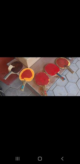 Продаются настольные старые теннисные ракетки.