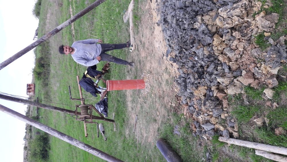 Executam foraje puturi Apa