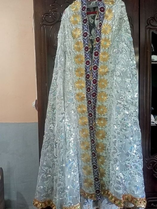 To'r zar xalat kiyilgan