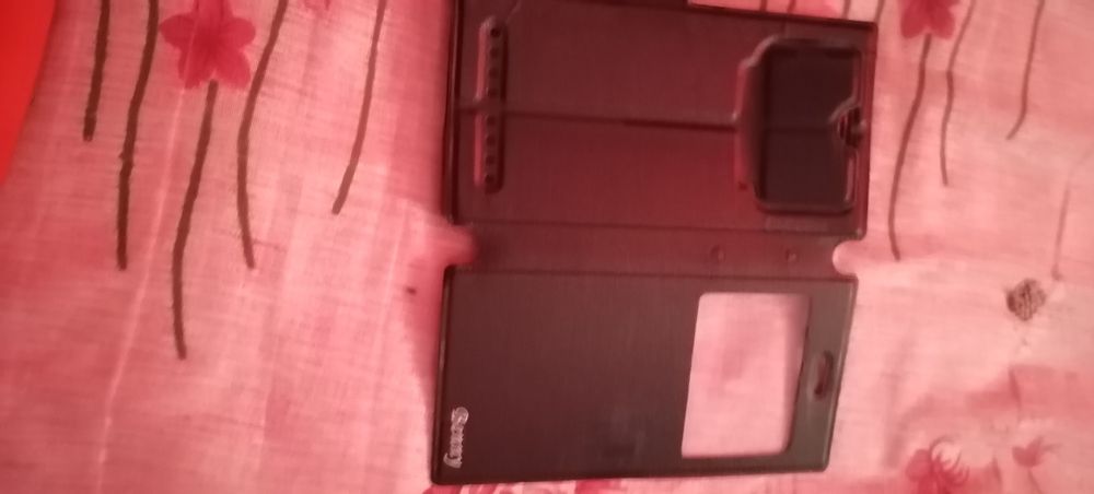 Продам красный и черные чехлы для телефона