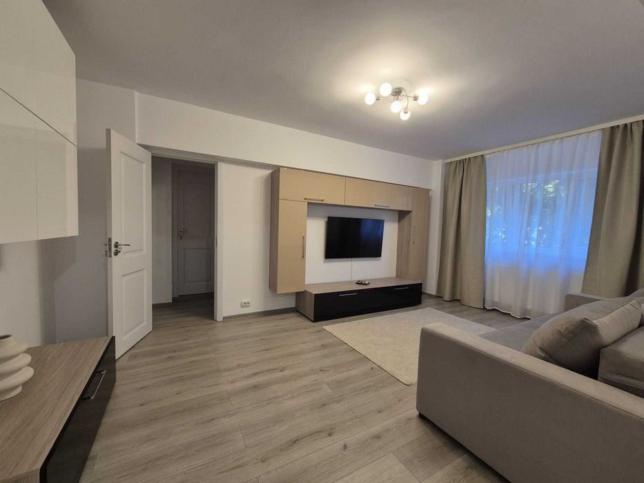Inchiriez apartament 2 camere, semidecomandat, complet renovat, metrou Pacii