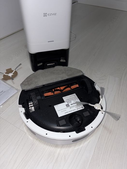 Robot aspirator Ezviz, cu functie de spalare si statie de incarcare