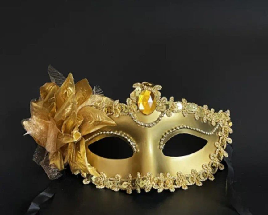 Маски карнавальные с перьями и цветами