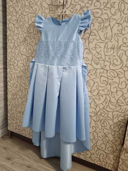 продам платья для девочки