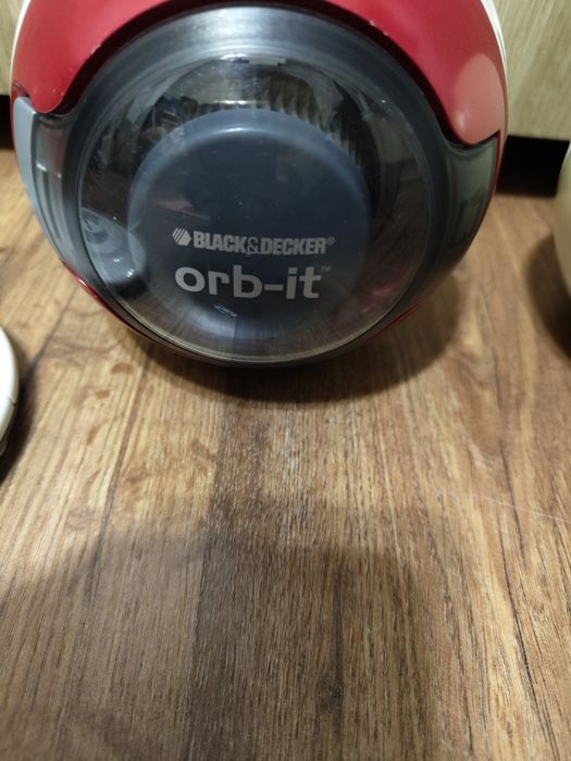 Vând aspirator Black&Decker