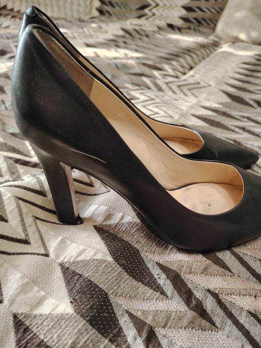 Элегантные черные туфли на каблуке