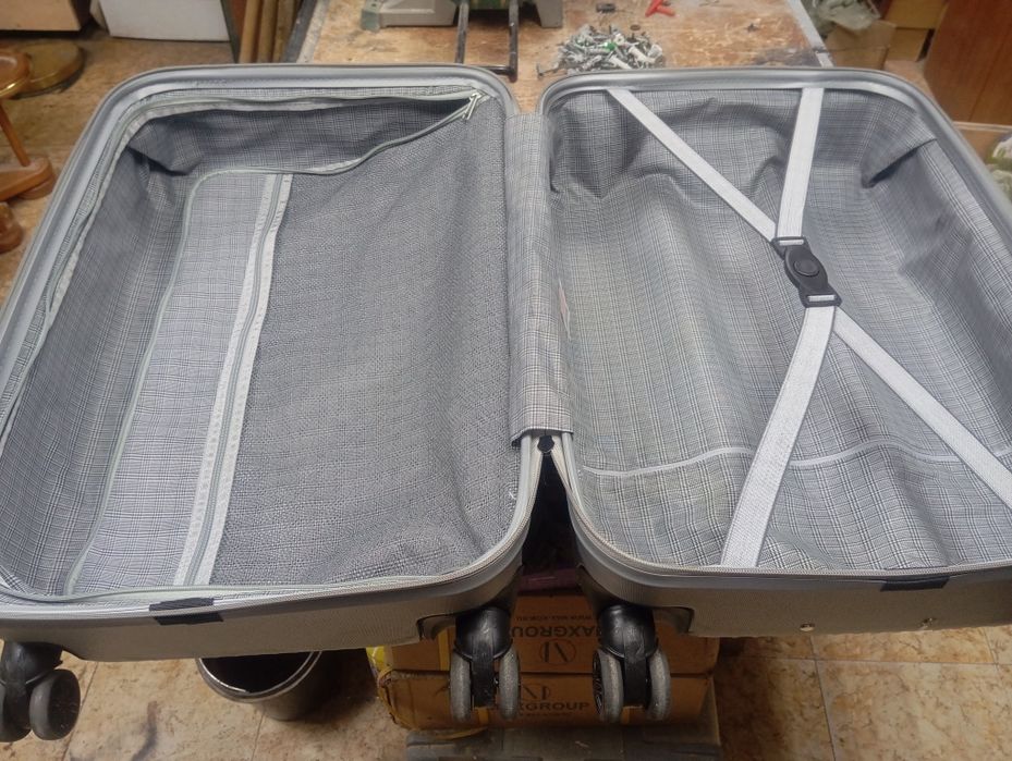 Продам дорожный чемодан