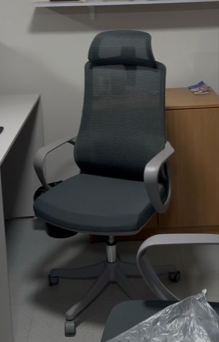 Продаются 2 офисных кресла с ортопедической спинкой