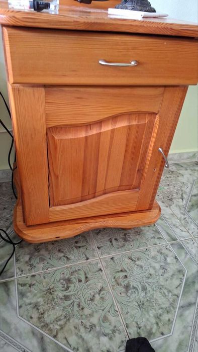 Продавам спалня гардероб нощни шкафчета и скрин масив