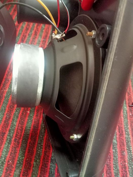 Продам калонки JBL JRX100 в хорошем состоянии.