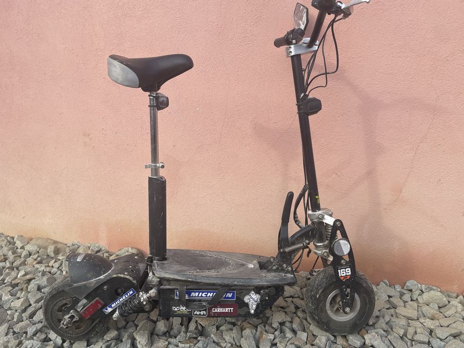 Trotineta electrica cu frane pe disc