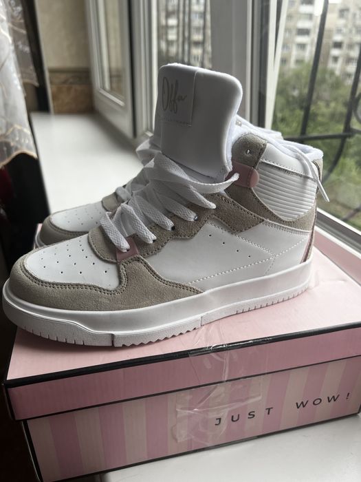 Кроссовки женские