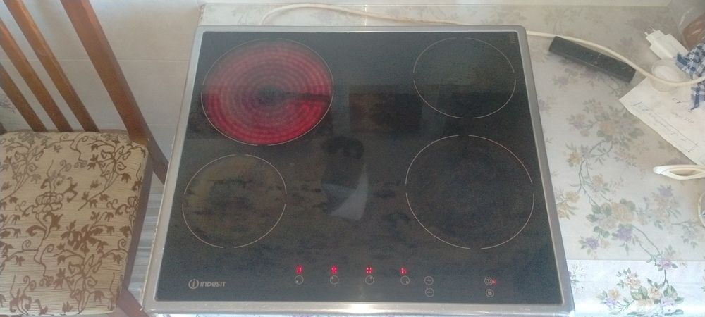 Варочная поверхность Indesit.