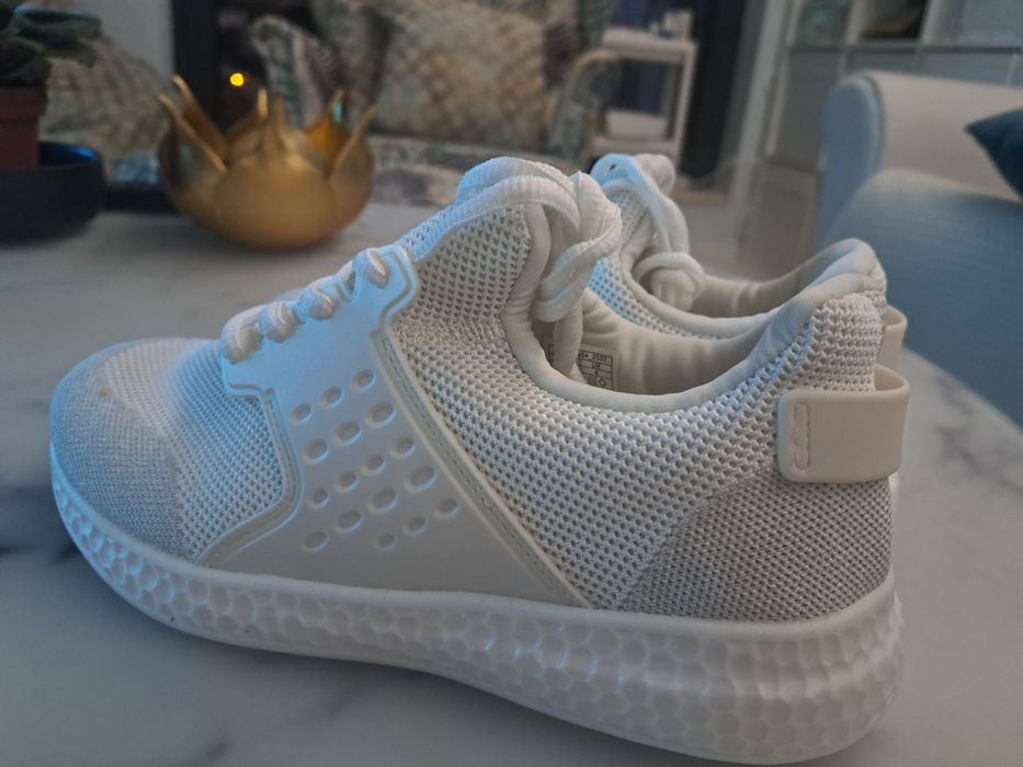 Нови бели дамски маратонки