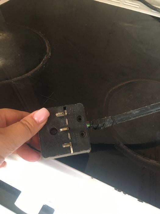 Продам электроплиту с рабочей духовкой