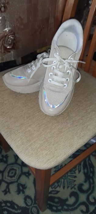 Продавам дамски маратонки