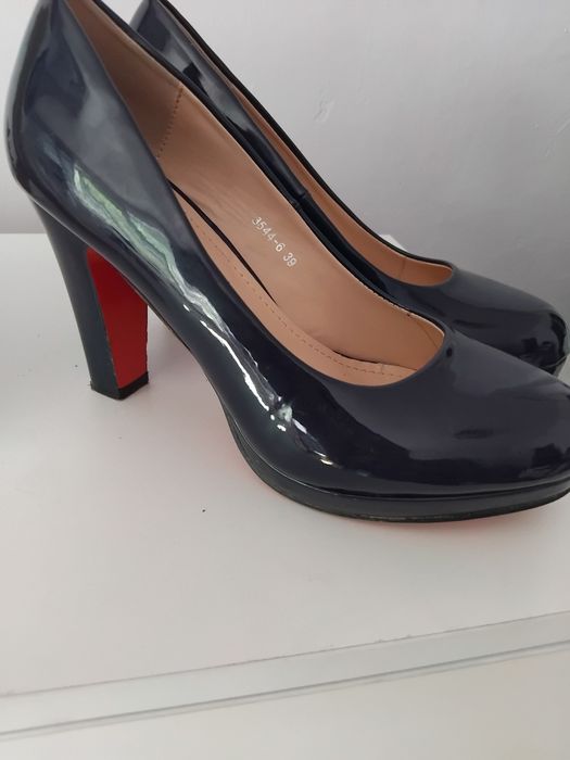 Продам женские синие туфли.