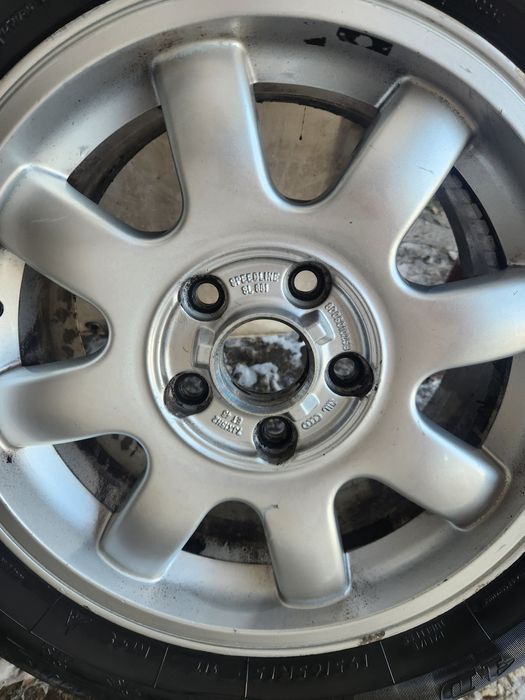 Продавам комплект от 5 алуминиеви джанти и зимни гуми  15 цола от ауди